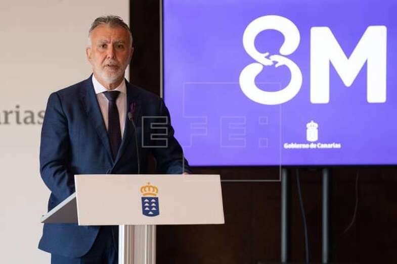 El presidente Ángel Víctor Torres, durante la lectura del manifiesto del 8 de Marzo / EFE Ramón de la Rocha